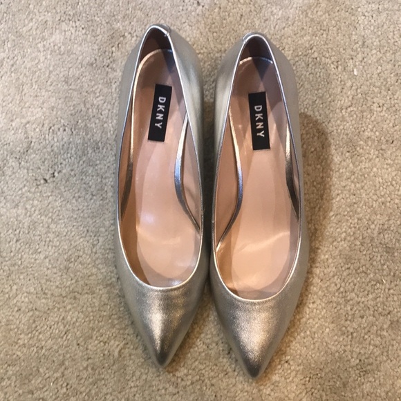 DKNY Elie Silver Leather Upper Closed Toe Pumps with Block Heel-Size 8 - Picture 2 of 9